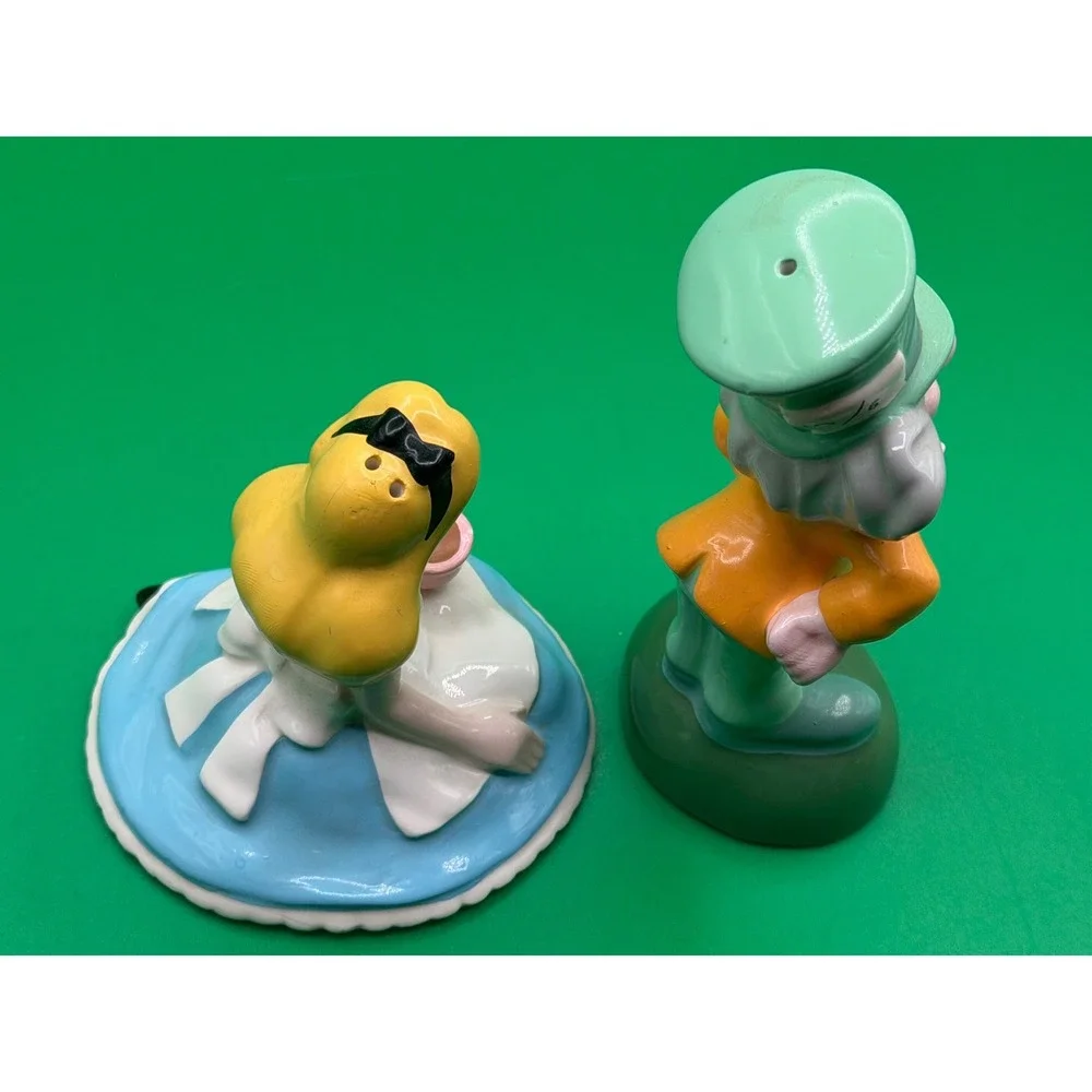NE Disney Alice in Wonderland Mad Hatter Salt and Pepper Shakers Set VTG